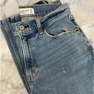 Abercrombie & Fitch “The ‘90s Relaxed Jean High Rise New Size: 28/6R